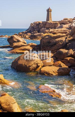 Una foto dal faro di Ploumanac'h (ufficialmente il faro di Mean Ruz), un faro attivo a Côtes-d'Armor, Perros-Guirec, Bretagna, Francia. Foto Stock