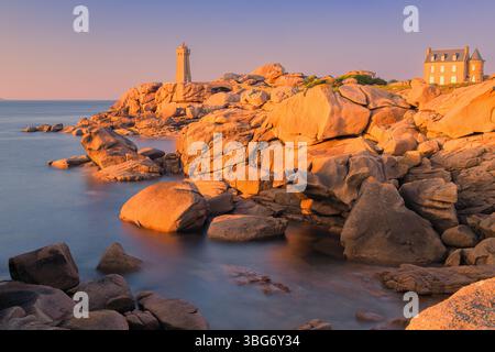 Una foto di una serata al tramonto presso il faro di Ploumanac'h (ufficialmente il faro di Mean Ruz), un faro attivo a Côtes-d'Armor, Perro Foto Stock