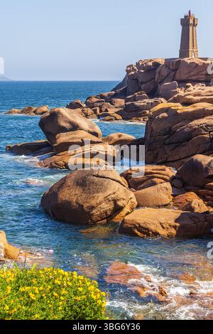 Il faro di Ploumanac'h (ufficialmente il faro di Mean Ruz), un faro attivo a Côtes-d'Armor, Perros-Guirec, Bretagna, Francia. Foto Stock