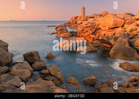 Una foto di una serata al tramonto presso il faro di Ploumanac'h (ufficialmente il faro di Mean Ruz), un faro attivo a Côtes-d'Armor, Perro Foto Stock
