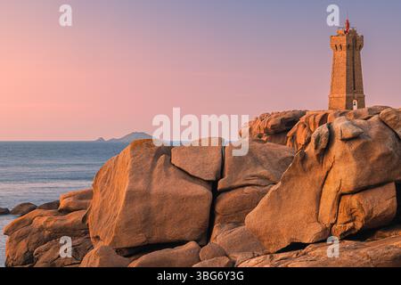 Una foto di una serata al tramonto presso il faro di Ploumanac'h (ufficialmente il faro di Mean Ruz), un faro attivo a Côtes-d'Armor, Perro Foto Stock