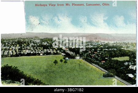 1914 stampe a colori che raffigurano una vista dal Monte Piacevole, Lancaster, Ohio. L'immagine panoramica mostra la città da un'altezza, con la ridgelina visibile in lontananza. Foto Stock