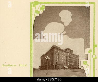 Una fotografia del 1915 del Southern Hotel, noto anche come Great Southern Hotel, che mostra la vista dalle strade principali e alte. L'hotel ha aperto nel 1897 e un cartellone pubblicitario che pubblicizza Max H. Rieser, 'The Women's Store', e' adiacente all'angolo nord-ovest dell'edificio. Foto Stock