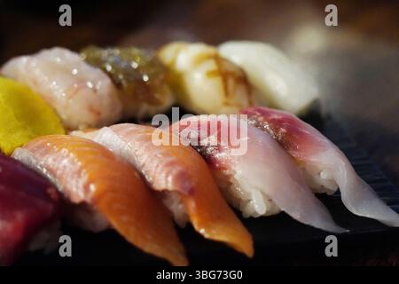 Piatto di sushi assortito con Nigiri e Rolls Foto Stock