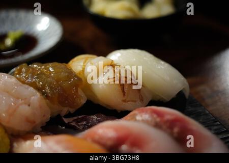Piatto di sushi assortito con Nigiri e Rolls Foto Stock