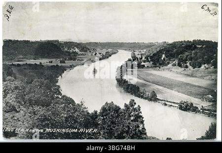 Cartolina in bianco e nero che mostra il fiume Muskingum a lunga portata vicino a Malta, Ohio. Foto Stock