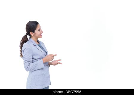 Professionisti aziendali in piedi con blazer grigio e puntando direttamente sullo sfondo bianco, spazio di copia Foto Stock