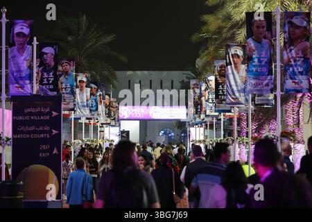 L'ingresso principale del Khalifa International Tennis and squash Complex si trova a Doha. Durante il Qatar TotalEnergies Open Foto Stock