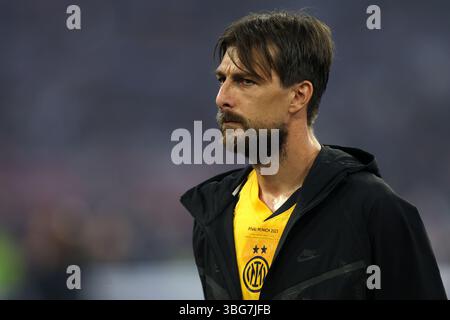 Francesco Acerbi di FC Internazionale guarda durante la finale di UEFA Champions League 2025 tra il Paris Saint-Germain FC e l'FC Internazionale Milano alla Munich Football Arena il 31 maggio 2025 a Monaco, Germania. Foto Stock
