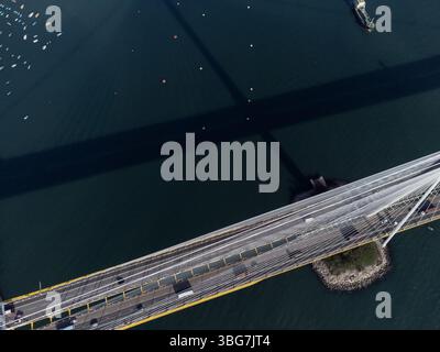 Vista aerea del ponte Tsing ma, che mostra la sua splendida architettura e le acque circostanti, una perfetta miscela di ingegneria e bellezza naturale. Foto Stock
