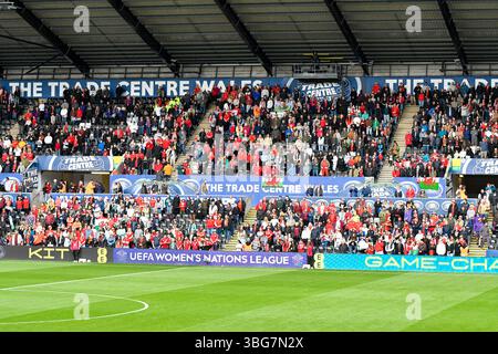 Swansea, Galles. 3 giugno 2025. I tifosi gallesi durante gli inni nazionali prima della partita del gruppo A4 della UEFA Women's Nations League tra Galles e Italia allo stadio Swansea.com di Swansea, Galles, Regno Unito, il 3 giugno 2025. Crediti: Duncan Thomas/Majestic Media. Foto Stock