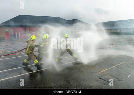 Scottish Fire and Rescue Service addestrano vigili del fuoco durante l'addestramento alla stazione dei vigili del fuoco di Lerwick, Shetland. Foto Stock