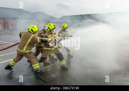 Scottish Fire and Rescue Service addestrano vigili del fuoco durante l'addestramento alla stazione dei vigili del fuoco di Lerwick, Shetland. Foto Stock