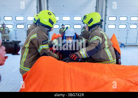 Scottish Fire and Rescue Service addestrano vigili del fuoco durante l'addestramento alla stazione dei vigili del fuoco di Lerwick, Shetland. Foto Stock