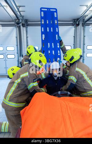 Scottish Fire and Rescue Service addestrano vigili del fuoco durante l'addestramento alla stazione dei vigili del fuoco di Lerwick, Shetland. Foto Stock
