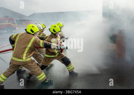 Scottish Fire and Rescue Service addestrano vigili del fuoco durante l'addestramento alla stazione dei vigili del fuoco di Lerwick, Shetland. Foto Stock