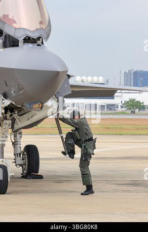 Membro della squadra dimostrativa F-35 della United States Air Force in servizio alla fiera aerea. Foto Stock