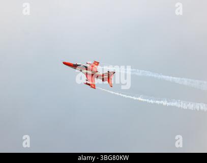 Spettacolo acrobatico dell'HAWK MK132 della squadra di aeronautica dell'India Air Force Aerobatics su formazioni con fumi colorati che fuoriescono dall'aereo. Foto Stock