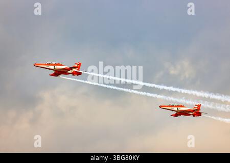 Spettacolo acrobatico dell'HAWK MK132 della squadra di aeronautica dell'India Air Force Aerobatics su formazioni con fumi colorati che fuoriescono dall'aereo. Foto Stock