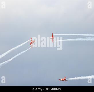 Spettacolo acrobatico dell'HAWK MK132 della squadra di aeronautica dell'India Air Force Aerobatics su formazioni con fumi colorati che fuoriescono dall'aereo. Foto Stock