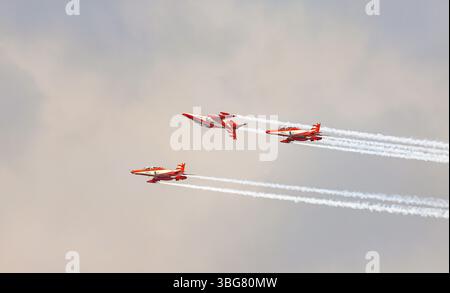 Spettacolo acrobatico dell'HAWK MK132 della squadra di aeronautica dell'India Air Force Aerobatics su formazioni con fumi colorati che fuoriescono dall'aereo. Foto Stock