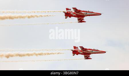 Spettacolo acrobatico dell'HAWK MK132 della squadra di aeronautica dell'India Air Force Aerobatics su formazioni con fumi colorati che fuoriescono dall'aereo. Foto Stock