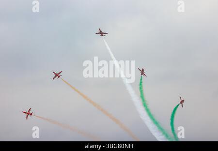 Spettacolo acrobatico dell'HAWK MK132 della squadra di aeronautica dell'India Air Force Aerobatics su formazioni con fumi colorati che fuoriescono dall'aereo. Foto Stock