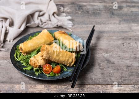 Involtini di primavera di verdure croccanti su un tavolo di legno Foto Stock