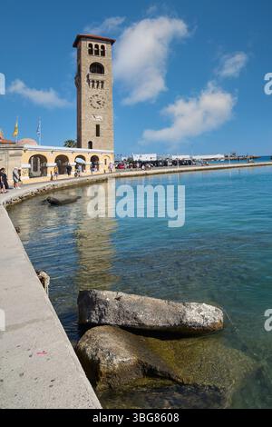 Rodas.Greece - 4 giugno 2025: Torre dell'orologio di Rodi vista Mandraki Foto Stock