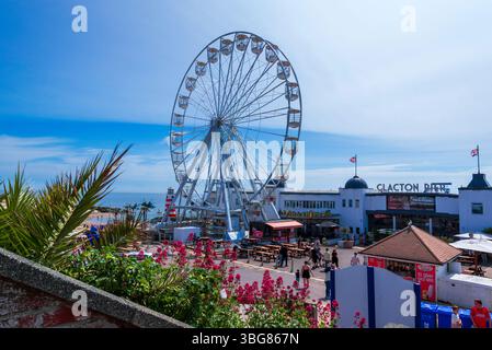 Clacton-on-Sea, Essex, Inghilterra - 31 maggio 2025: Vista panoramica del molo sul mare con ruota panoramica, attrazioni boutique e turisti che si godono Foto Stock