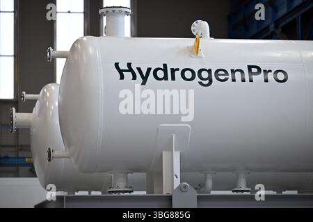 Erfurt, Germania. 4 giugno 2025. Un impianto denominato "HydrogenPro" si trova in una sala di assemblaggio della Andritz Schuler GmbH. Un centro di competenza per l'elettrolisi è stato inaugurato qui in questo giorno. Nel sito industriale di Erfurt, che ha più di 100 anni, è stato costruito un impianto all'avanguardia per l'assemblaggio di pile di elettrolizzatori. Gli elettrolizzatori sono di importanza cruciale per la produzione di idrogeno verde. Crediti: Martin Schutt/dpa/Alamy Live News Foto Stock