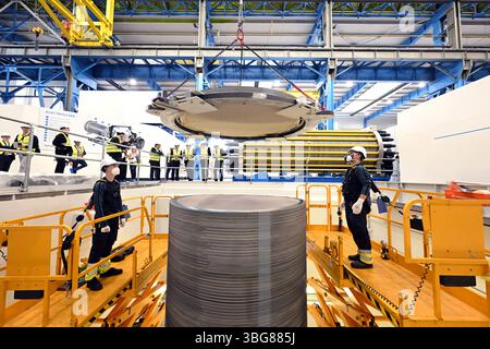 Erfurt, Germania. 4 giugno 2025. I dipendenti assemblano una cosiddetta pila il giorno dell'inaugurazione di un centro di competenza sull'elettrolisi di Andritz Schuler GmbH. Un impianto all'avanguardia per l'assemblaggio di pile di elettrolizzatori è stato costruito nel sito industriale di Erfurt, vecchio di oltre 100 anni. Gli elettrolizzatori sono di importanza cruciale per la produzione di idrogeno verde. Crediti: Martin Schutt/dpa/Alamy Live News Foto Stock
