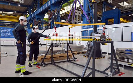 Erfurt, Germania. 4 giugno 2025. I dipendenti assemblano una cosiddetta pila il giorno dell'inaugurazione di un centro di competenza sull'elettrolisi di Andritz Schuler GmbH. Un impianto all'avanguardia per l'assemblaggio di pile di elettrolizzatori è stato costruito nel sito industriale di Erfurt, vecchio di oltre 100 anni. Gli elettrolizzatori sono di importanza cruciale per la produzione di idrogeno verde. Crediti: Martin Schutt/dpa/Alamy Live News Foto Stock