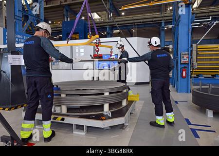Erfurt, Germania. 4 giugno 2025. I dipendenti assemblano una cosiddetta pila il giorno dell'inaugurazione di un centro di competenza sull'elettrolisi di Andritz Schuler GmbH. Un impianto all'avanguardia per l'assemblaggio di pile di elettrolizzatori è stato costruito nel sito industriale di Erfurt, vecchio di oltre 100 anni. Gli elettrolizzatori sono di importanza cruciale per la produzione di idrogeno verde. Crediti: Martin Schutt/dpa/Alamy Live News Foto Stock