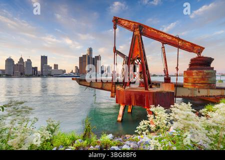 Lo skyline di Detroit, Michigan, Stati Uniti visto dall'altra parte del fiume Detroit a Windsor, Ontario, Canada al crepuscolo. Foto Stock