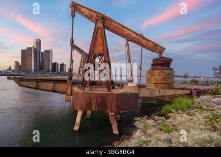 Lo skyline di Detroit, Michigan, Stati Uniti visto dall'altra parte del fiume Detroit a Windsor, Ontario, Canada al crepuscolo. Foto Stock