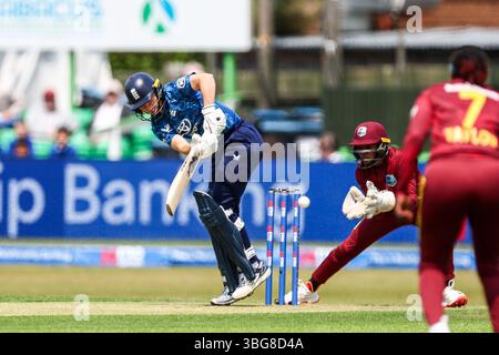 Leicester, Regno Unito. 4 giugno 2025. #40, Amy Jones dell'Inghilterra in azione con la mazza durante il 2nd Womens ODI match tra England Women e West Indies Women all'Uptonsteel County Ground, Leicester, Inghilterra, il 4 giugno 2025. Crediti fotografici: Stuart Leggett/UK Sports Pics Ltd. Solo per uso editoriale, licenza richiesta per uso commerciale. Non utilizzare in scommesse, giochi o pubblicazioni di singoli club/campionato/giocatori. Crediti: UK Sports Pics Ltd/Alamy Live News Foto Stock