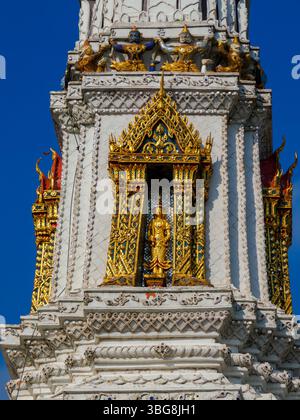 Una statuetta dorata che rappresenta il Buddha su uno stupa al Palazzo reale di Bangkok, Thailandia. Foto Stock