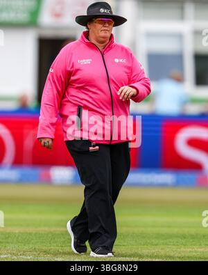 Leicester, Regno Unito. 4 giugno 2025. Umpire sue Redfern durante il 2nd Womens ODI match tra England Women e West Indies Women all'Uptonsteel County Ground, Leicester, Inghilterra, il 4 giugno 2025. Crediti fotografici: Stuart Leggett/UK Sports Pics Ltd. Solo per uso editoriale, licenza richiesta per uso commerciale. Non utilizzare in scommesse, giochi o pubblicazioni di singoli club/campionato/giocatori. Crediti: UK Sports Pics Ltd/Alamy Live News Foto Stock