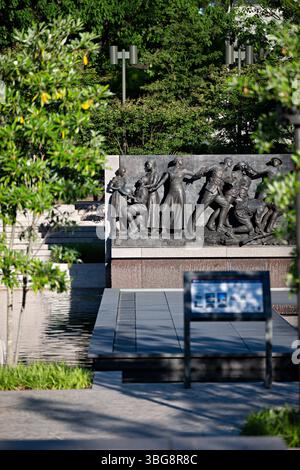Memoriale Nazionale della Prima Guerra Mondiale Washington DC | WASHINGTON DC — Il Memoriale Nazionale della Prima Guerra Mondiale si trova nel Pershing Park lungo Pennsylvania Avenue nel centro di Washington DC. Dedicato nell'aprile 2021, il memoriale presenta la scultura in bronzo di 58 piedi di lunghezza “A Soldier's Journey” dell'artista Sabin Howard, che raffigura la storia dell'esperienza di un soldato americano nella Grande Guerra. Il memoriale onora i quasi 5 milioni di americani che hanno servito nella Prima Guerra Mondiale e i 116.516 morti durante il conflitto. Foto Stock