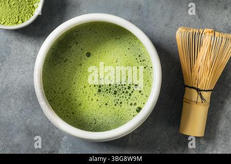 Tè verde giapponese Matcha fatto in casa in una ciotola tradizionale Foto Stock