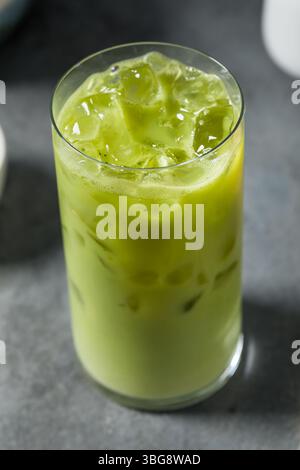 Tè verde matcha giapponese freddo rinfrescante con latte Foto Stock