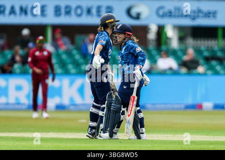 Leicester, Regno Unito. 4 giugno 2025. England Women Celebrate a Century durante il 2° Metro Bank ODI Day International England Women vs West Indies Women at Uptonsteel County Ground, Leicester, Regno Unito, 4 giugno 2025 (foto di Izzy Poles/News Images) a Leicester, Regno Unito il 6/4/2025. (Foto di Izzy Poles/News Images/Sipa USA) credito: SIPA USA/Alamy Live News Foto Stock