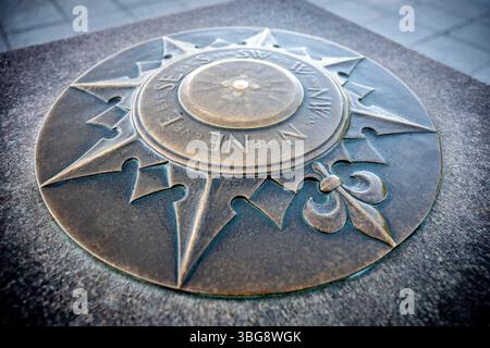 WASHINGTON DC - la pietra miliare Zero si trova sull'Ellipse appena a sud della Casa Bianca a Washington DC. Questo marcatore di granito rosa, dedicato nel 1923, era destinato a servire come punto di partenza ufficiale per misurare le distanze autostradali dalla capitale della nazione. Sebbene non sia mai stato completamente implementato come punto di origine del sistema nazionale di misurazione delle strade, il marcatore rimane un monumento storico che rappresenta gli sforzi dell'inizio del XX secolo per standardizzare il sistema autostradale americano. Foto Stock