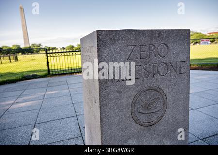 WASHINGTON DC - la pietra miliare Zero si trova sull'Ellipse appena a sud della Casa Bianca a Washington DC. Questo marcatore di granito rosa, dedicato nel 1923, era destinato a servire come punto di partenza ufficiale per misurare le distanze autostradali dalla capitale della nazione. Sebbene non sia mai stato completamente implementato come punto di origine del sistema nazionale di misurazione delle strade, il marcatore rimane un monumento storico che rappresenta gli sforzi dell'inizio del XX secolo per standardizzare il sistema autostradale americano. Foto Stock