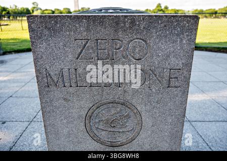 WASHINGTON DC - la pietra miliare Zero si trova sull'Ellipse appena a sud della Casa Bianca a Washington DC. Questo marcatore di granito rosa, dedicato nel 1923, era destinato a servire come punto di partenza ufficiale per misurare le distanze autostradali dalla capitale della nazione. Sebbene non sia mai stato completamente implementato come punto di origine del sistema nazionale di misurazione delle strade, il marcatore rimane un monumento storico che rappresenta gli sforzi dell'inizio del XX secolo per standardizzare il sistema autostradale americano. Foto Stock
