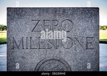 WASHINGTON DC - la pietra miliare Zero si trova sull'Ellipse appena a sud della Casa Bianca a Washington DC. Questo marcatore di granito rosa, dedicato nel 1923, era destinato a servire come punto di partenza ufficiale per misurare le distanze autostradali dalla capitale della nazione. Sebbene non sia mai stato completamente implementato come punto di origine del sistema nazionale di misurazione delle strade, il marcatore rimane un monumento storico che rappresenta gli sforzi dell'inizio del XX secolo per standardizzare il sistema autostradale americano. Foto Stock
