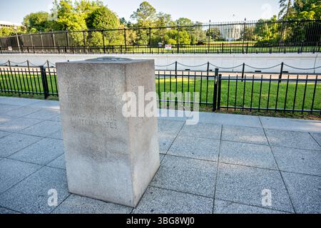 WASHINGTON DC - la pietra miliare Zero si trova sull'Ellipse appena a sud della Casa Bianca a Washington DC. Questo marcatore di granito rosa, dedicato nel 1923, era destinato a servire come punto di partenza ufficiale per misurare le distanze autostradali dalla capitale della nazione. Sebbene non sia mai stato completamente implementato come punto di origine del sistema nazionale di misurazione delle strade, il marcatore rimane un monumento storico che rappresenta gli sforzi dell'inizio del XX secolo per standardizzare il sistema autostradale americano. Sullo sfondo c'è la Casa Bianca. Foto Stock