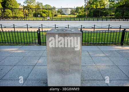 WASHINGTON DC - la pietra miliare Zero si trova sull'Ellipse appena a sud della Casa Bianca a Washington DC. Questo marcatore di granito rosa, dedicato nel 1923, era destinato a servire come punto di partenza ufficiale per misurare le distanze autostradali dalla capitale della nazione. Sebbene non sia mai stato completamente implementato come punto di origine del sistema nazionale di misurazione delle strade, il marcatore rimane un monumento storico che rappresenta gli sforzi dell'inizio del XX secolo per standardizzare il sistema autostradale americano. Sullo sfondo c'è la Casa Bianca. Foto Stock