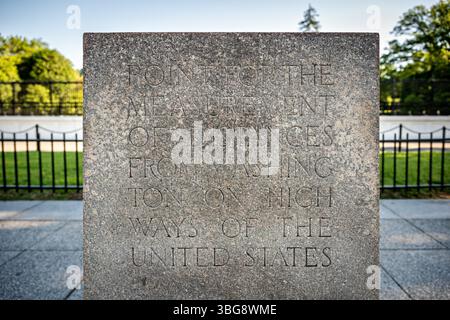 WASHINGTON DC - la pietra miliare Zero si trova sull'Ellipse appena a sud della Casa Bianca a Washington DC. Questo marcatore di granito rosa, dedicato nel 1923, era destinato a servire come punto di partenza ufficiale per misurare le distanze autostradali dalla capitale della nazione. Sebbene non sia mai stato completamente implementato come punto di origine del sistema nazionale di misurazione delle strade, il marcatore rimane un monumento storico che rappresenta gli sforzi dell'inizio del XX secolo per standardizzare il sistema autostradale americano. Foto Stock